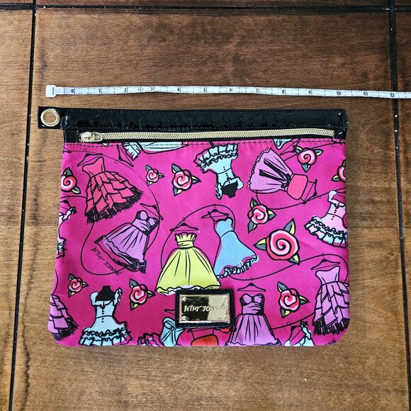 BETSEY JOHNSON, Set of 3 travel cosmetic bags in hot pink classic Betsey print! - Picture 6 of 12